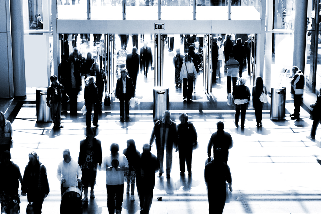 inversionistas-01_0000_layer-6 business people group with headphones giving support in help desk office to customers, manager giving training and education instructions